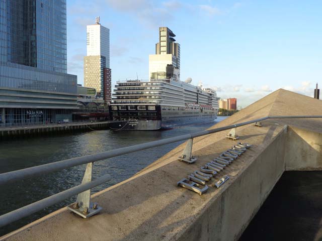 Cruiseschip ms Zuiderdam van de Holland America Line aan de Cruise Terminal Rotterdam vanaf de Erasmusbrug